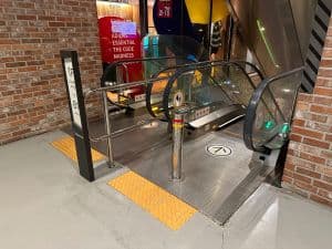 티크닉_시각장애인 안내판