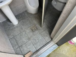 액션커피앤브런치 외부 화장실 입구 단차