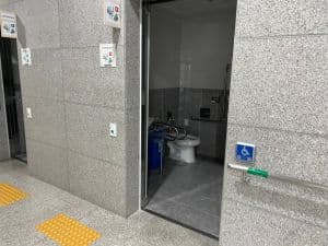 카페우리_카페 왼편 복지관 건물 내 장애인 화장실 외부