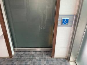 황장목숲길_장애인화장실 내부출입구1