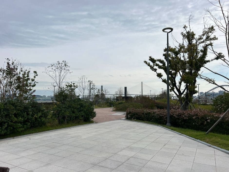 부산북항친수공원_제 2보행교 방향 산책로