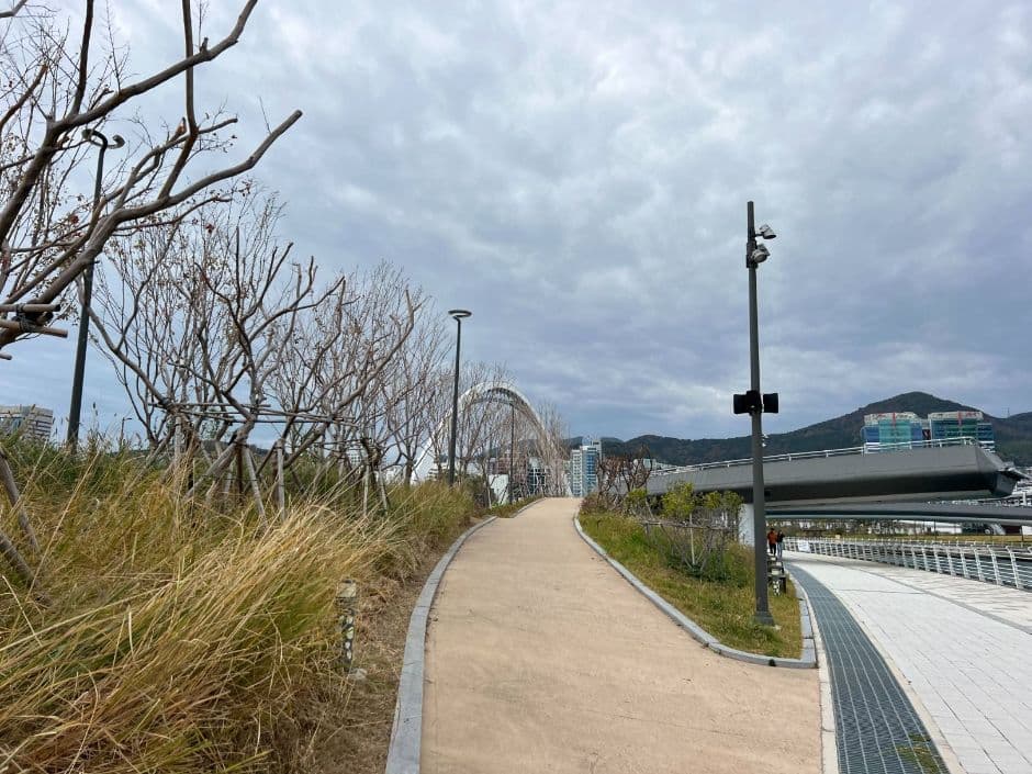 부산북항친수공원_강변에서 보도교 올라가는 경사로