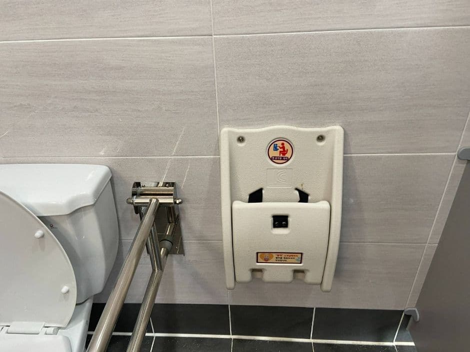 사근진해변_장애인화장실 영유아용 의자